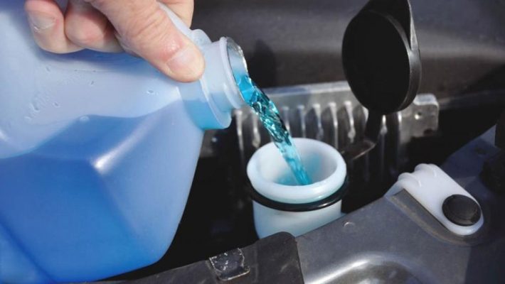 hướng dẫn cách thay nước rửa kính xe ô tô