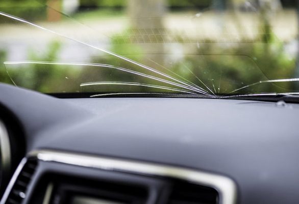 Các loại vết xước phổ biến trên kính lái xe ô tô